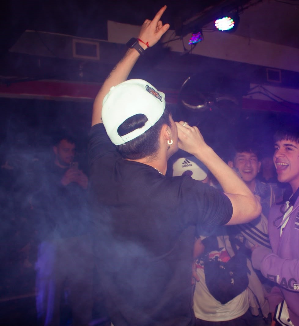 Leito cantando en vivo durante un show